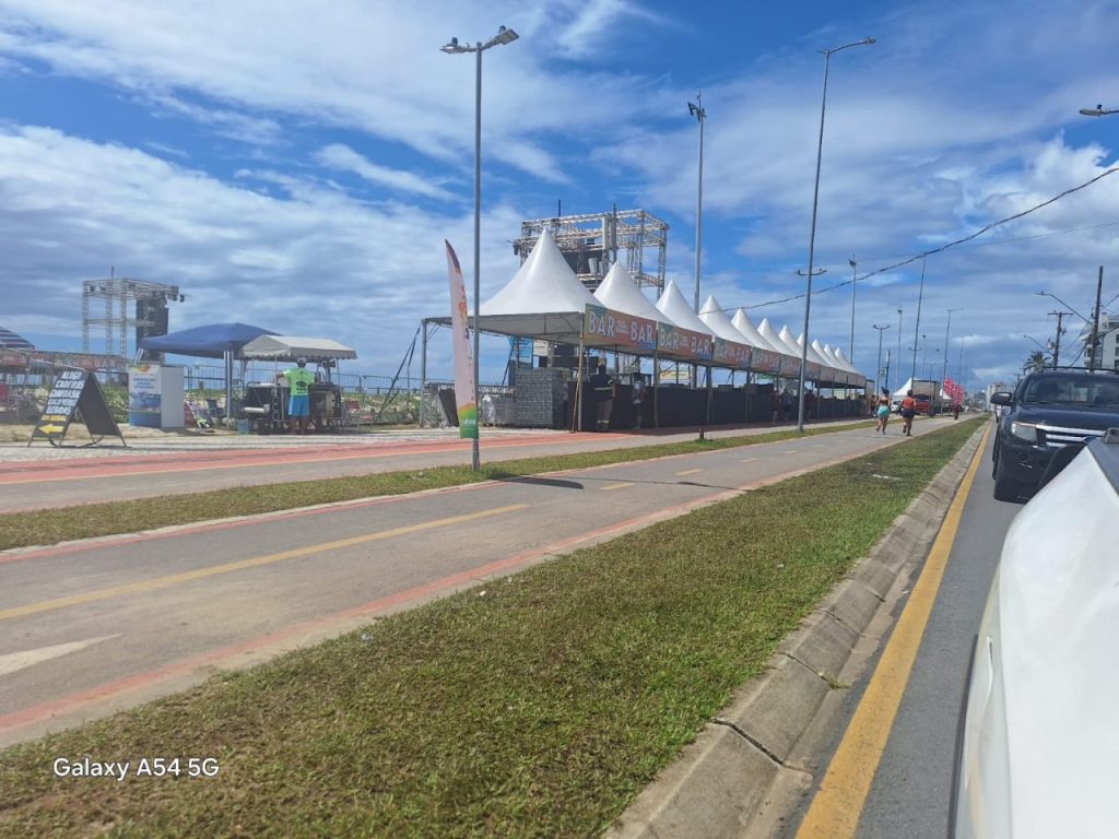 ambulantes locais são proibidos de atuar na areia da praia