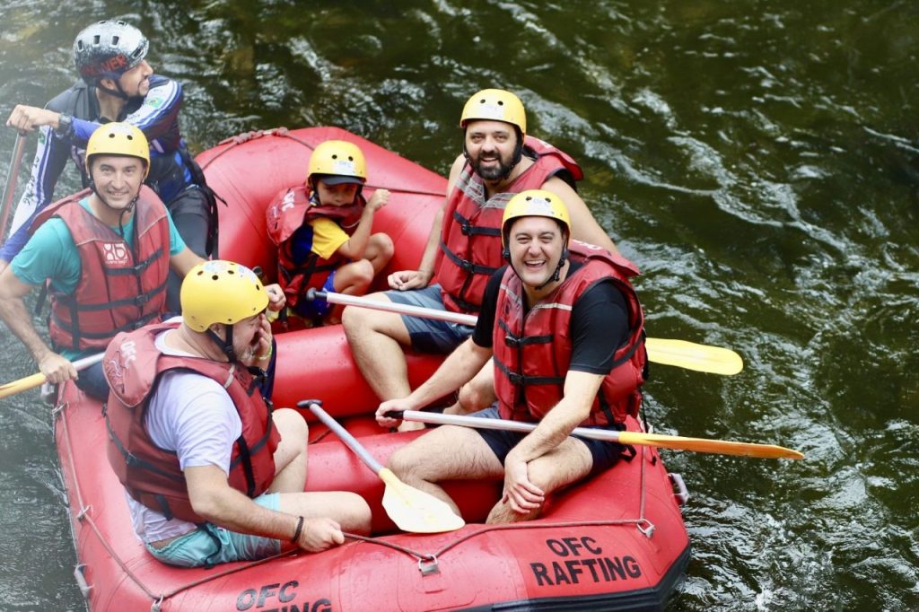 Governador Ratinho Junior fez rafting nas corredeiras do Rio Cachoeira, em Antonina. Foto: Divulgação