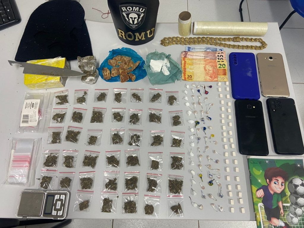 rOMU APREENDE DROGAS NO JARDIM JACARANDÁ