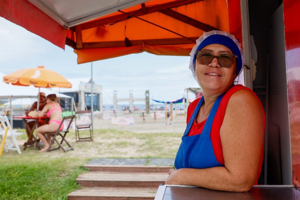 sirlene_terezinha_de_medeiros_leite_-_dona_de_um_quiosque_em_frente_ao_palco_sunset