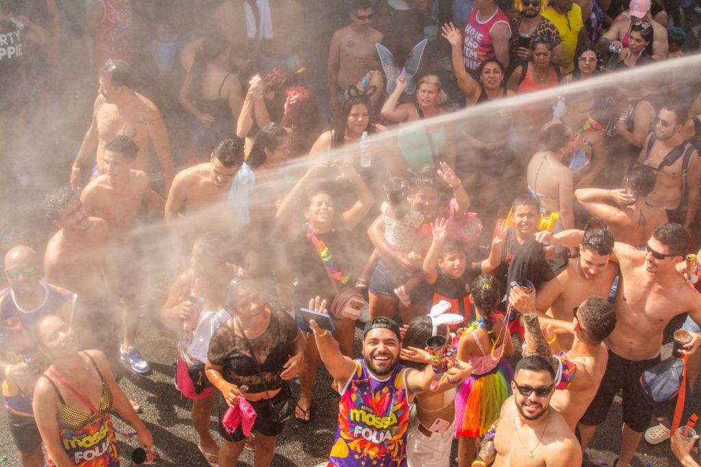 Superou a expectativa: 74º Banho de Mar à Fantasia abre o Carnaval do Litoral e atrai 40 mil pessoas, segundo a PM
