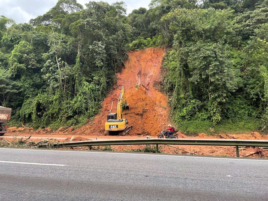 Residência afetada por deslizamentos na PR408.
