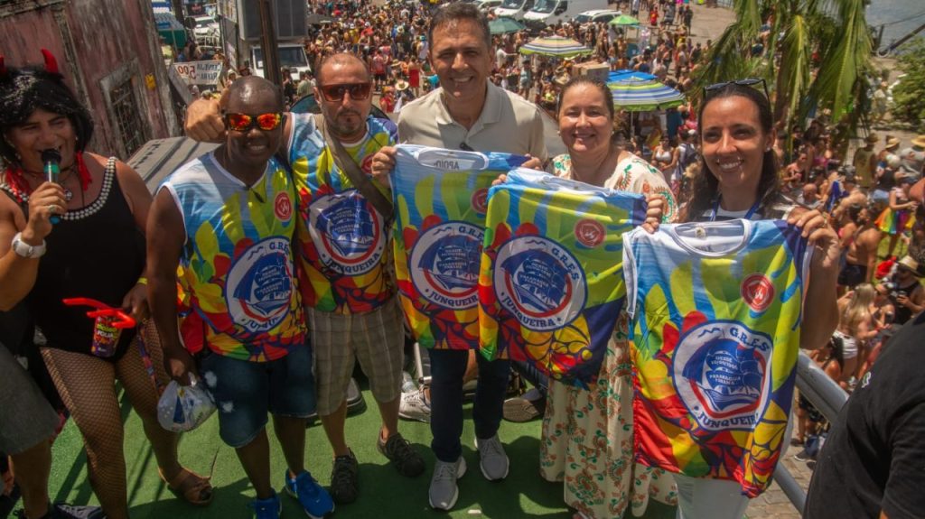 Superou a expectativa: 74º Banho de Mar à Fantasia abre o Carnaval do Litoral e atrai 40 mil pessoas, segundo a PM