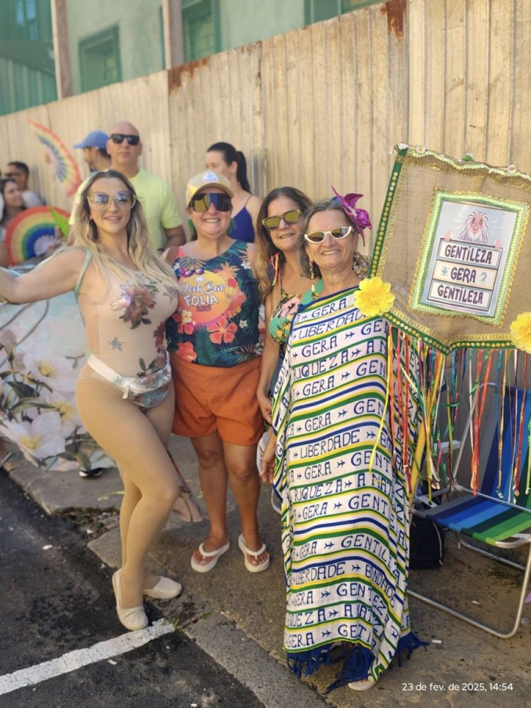 Superou a expectativa: 74º Banho de Mar à Fantasia abre o Carnaval do Litoral e atrai 40 mil pessoas, segundo a PM