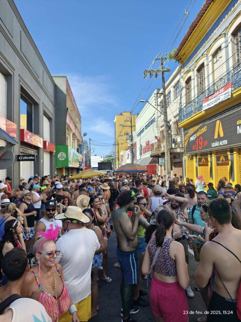 Superou a expectativa: 74º Banho de Mar à Fantasia abre o Carnaval do Litoral e atrai 40 mil pessoas, segundo a PM