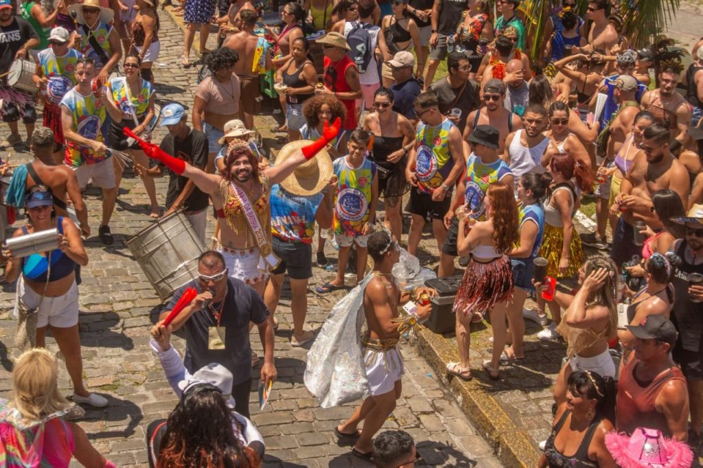 Superou a expectativa: 74º Banho de Mar à Fantasia abre o Carnaval do Litoral e atrai 40 mil pessoas, segundo a PM