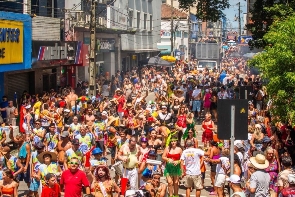 Superou a expectativa: 74º Banho de Mar à Fantasia abre o Carnaval do Litoral e atrai 40 mil pessoas, segundo a PM