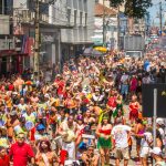 Superou a expectativa: 74º Banho de Mar à Fantasia abre o Carnaval do Litoral e atrai 40 mil pessoas, segundo a PM