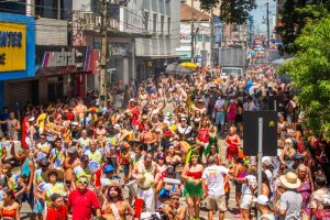 Superou a expectativa: 74º Banho de Mar à Fantasia abre o Carnaval do Litoral e atrai 40 mil pessoas, segundo a PM