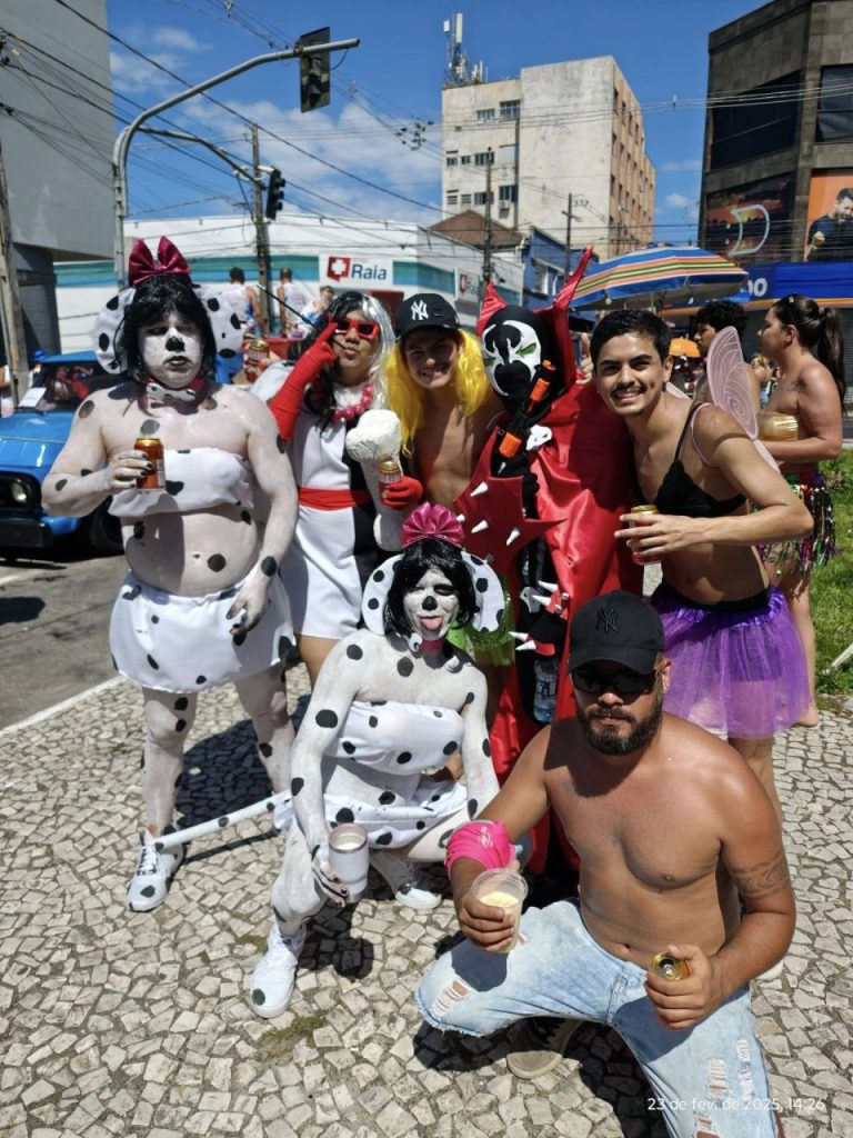 Superou a expectativa: 74º Banho de Mar à Fantasia abre o Carnaval do Litoral e atrai 40 mil pessoas, segundo a PM