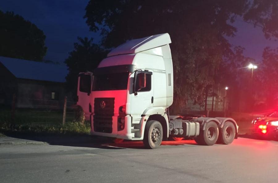 Caminhão recuperado pela PRF em Paranaguá
