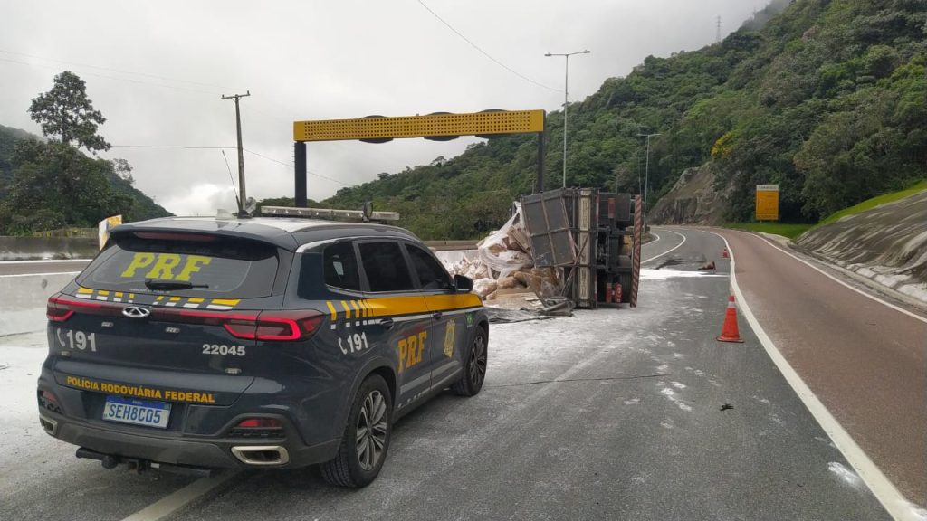 Caminhão tomba na BR 376