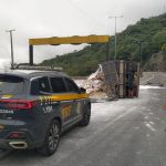 Caminhão tomba na BR 376