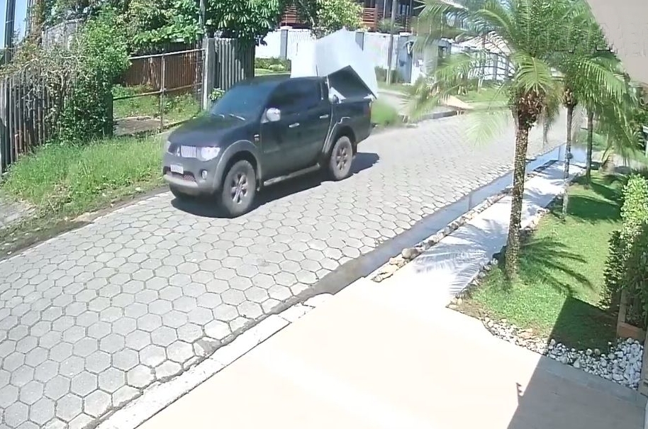 Caminhoete usada em furto a residência em Pontal do Paraná