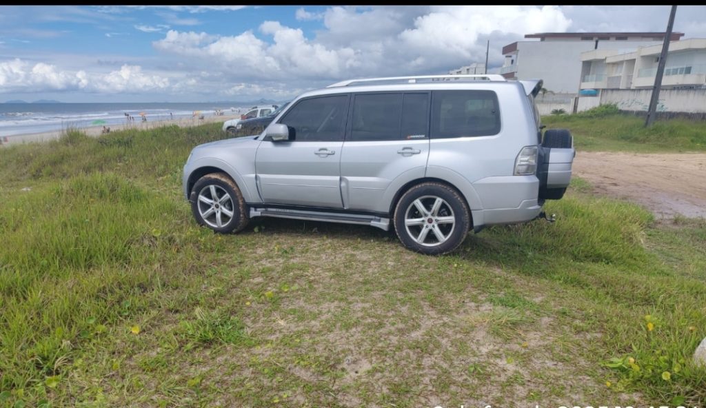 Carro em área de restinga 1