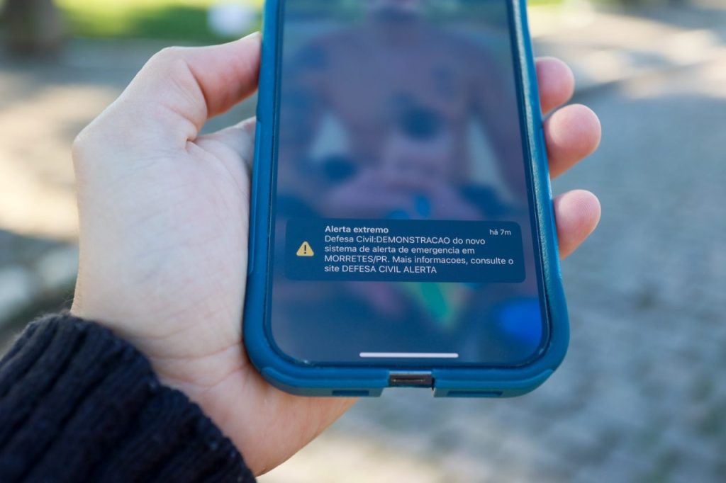 A mensagem do alerta se sobrepõe à tela dos celulares das pessoas que estiverem na área afetada, sem necessidade de cadastro prévio. Gabriel Rosa/AEN