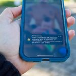 A mensagem do alerta se sobrepõe à tela dos celulares das pessoas que estiverem na área afetada, sem necessidade de cadastro prévio. Gabriel Rosa/AEN