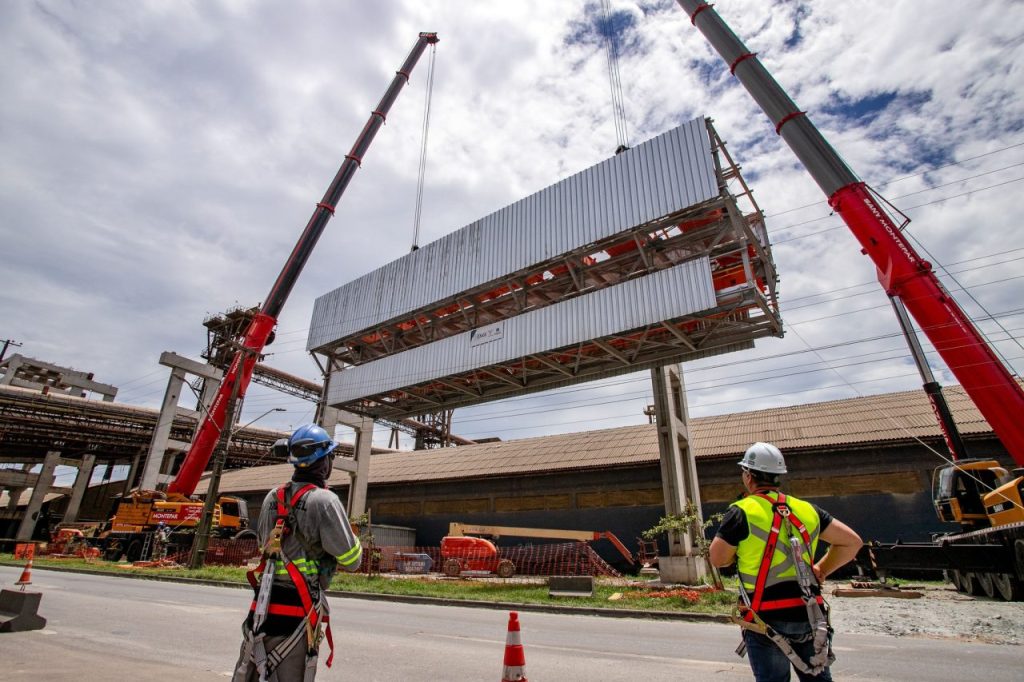 O primeiro de um total de 54 módulos que irão compor as galerias foi içado em 6 de fevereiro. Foto: Cláudio Neves/Portos do Paraná