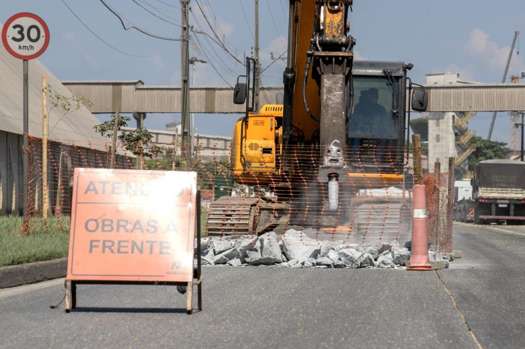 Contratos somam investimentos de R$ 10 milhões na manutenção das vias em concreto, também em asfalto e sinalização. Foto: Claudio Neves/Portos do Paraná