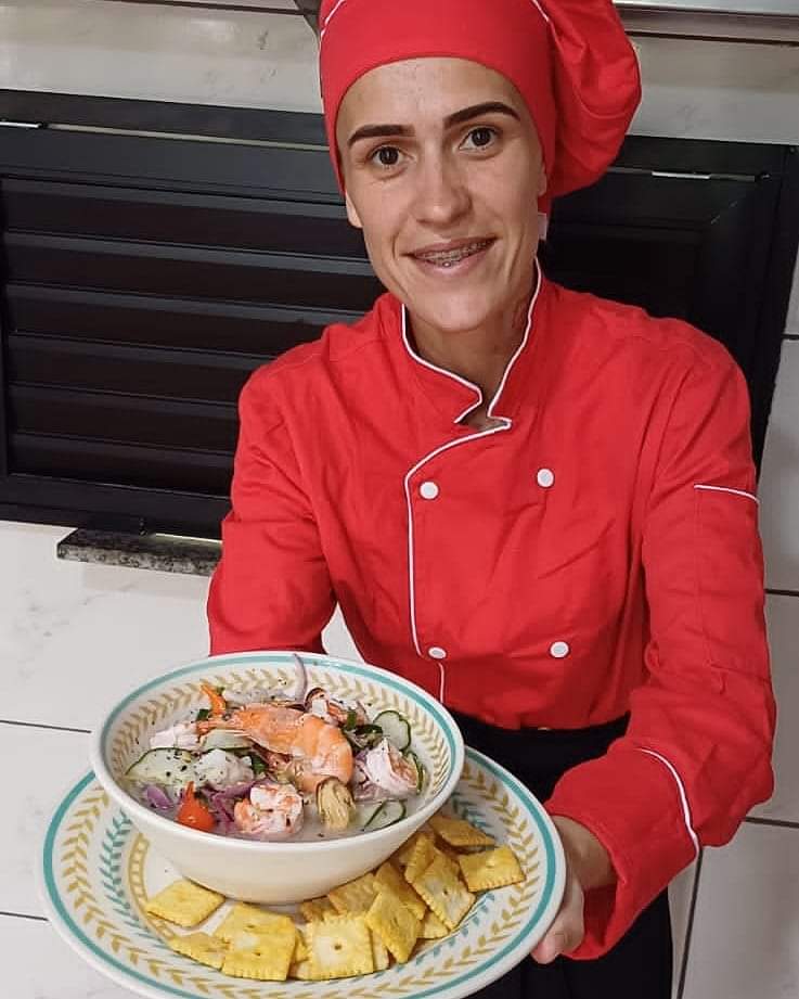 Chef Jemima Borba com dois dos pratos que integram o festival: Ceviche de Caranguejo e Fruto do Mar e Toca do Caranguejo. Foto: Divulgação