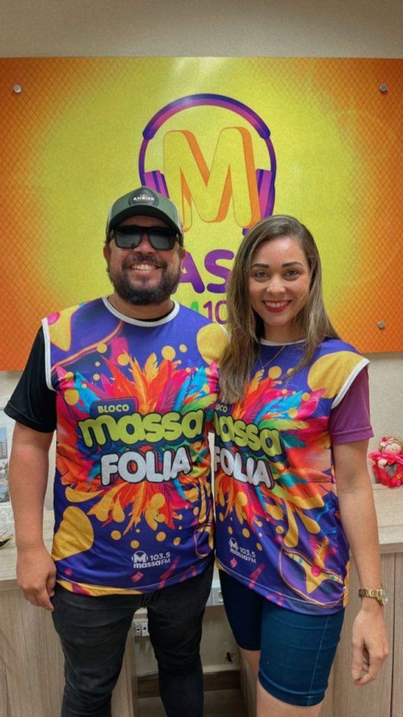 O gerente comercial da Massa FM Litoral, Jota Mentes, e a radialista Monique Santin, convidam os foliões a se jogar no bloco Massa Folia. Foto: Divulgação