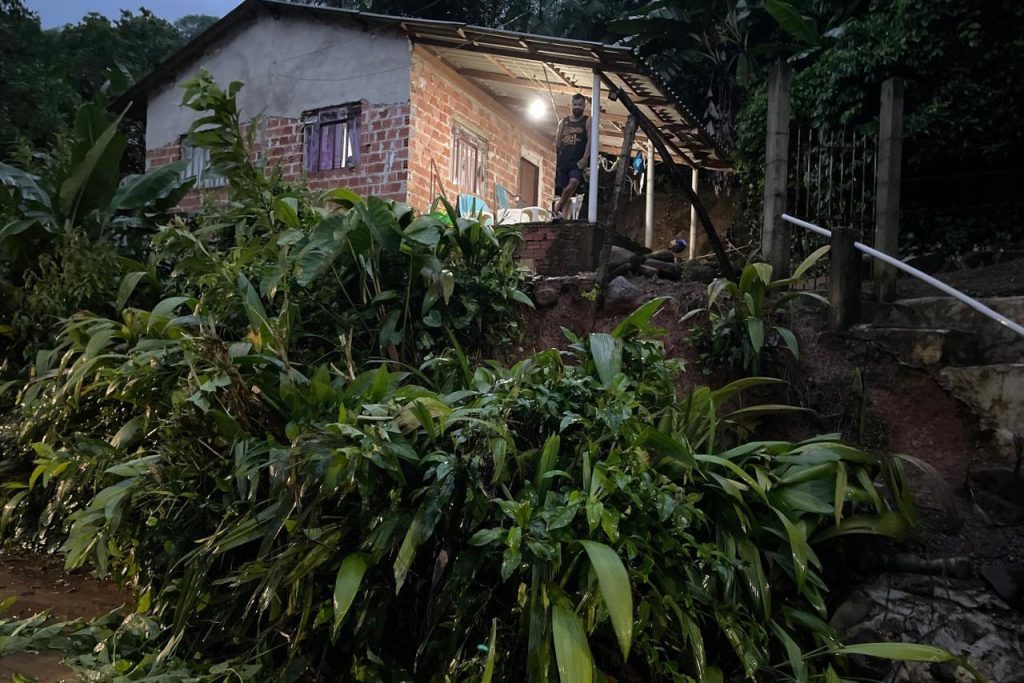 O aviso foi direcionado para os moradores dos bairros Limeira e Cubatão, em Guaratuba, região que já tinha sido afetada pelos temporais. Divulgação/ Defesa Civil