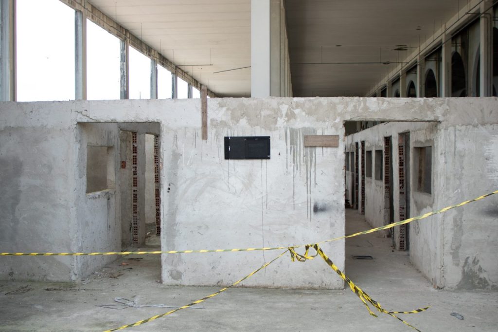 FOTO 4 – ANUNCIO NOVO MERCADO DO PEIXE – LOCAL COM A OBRA PARADA FOTO MATHEUS POLI JB LITORAL (7)