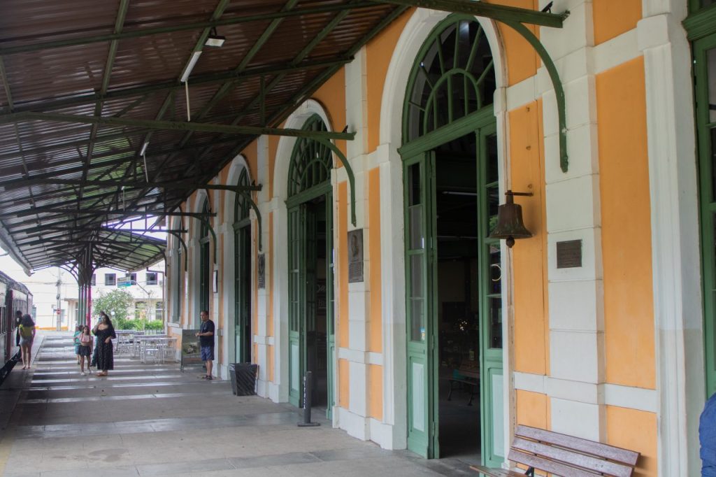 Uma das novidades deste ano é o Carnatrem, passeio temático que sai de Morretes, com destino final na Estação Ferroviária de Antonina. Foto: Matheus Poli/ JB Litoral