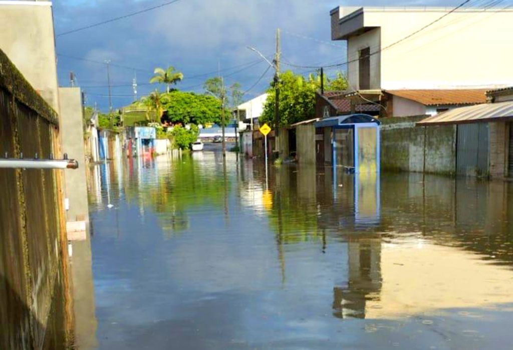 Bairros de Paranaguá ainda enfrentam alagamentos mesmo após chuvas