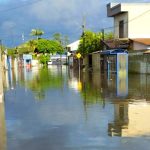Bairros de Paranaguá ainda enfrentam alagamentos mesmo após chuvas