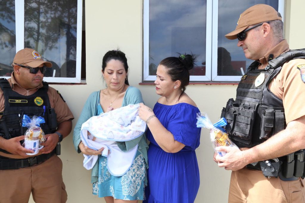 Bebê estava sem respirar ao se engasgar com leite materno