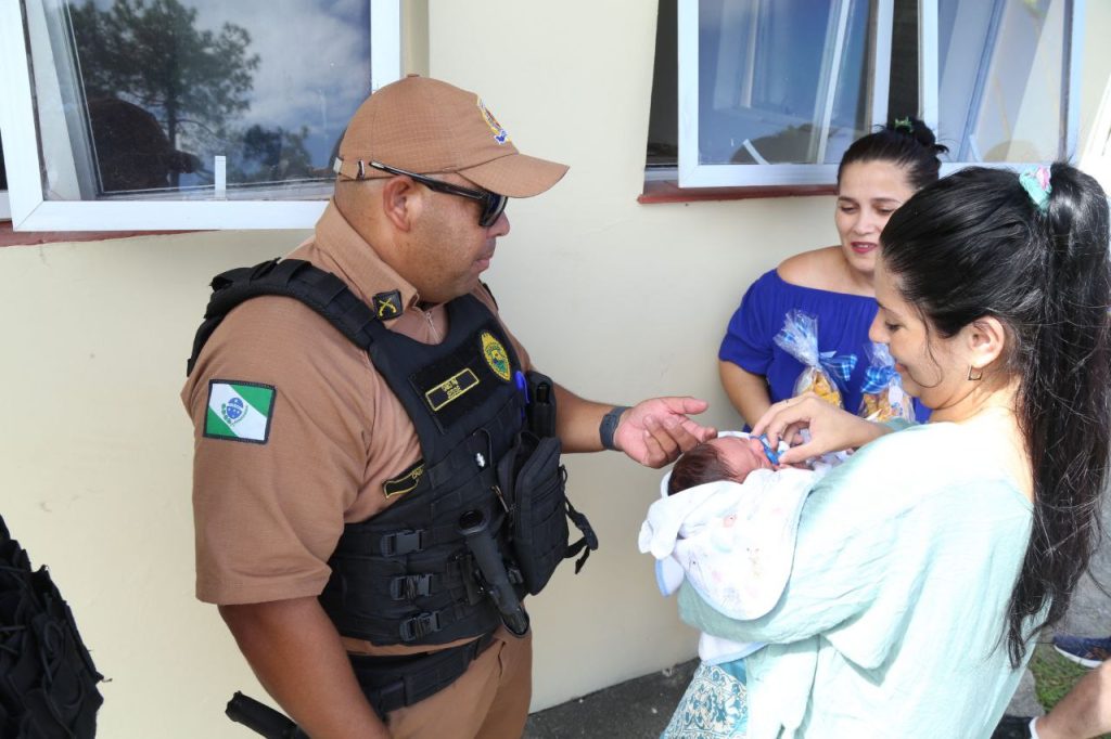 Bebê estava sem respirar ao se engasgar com leite materno
