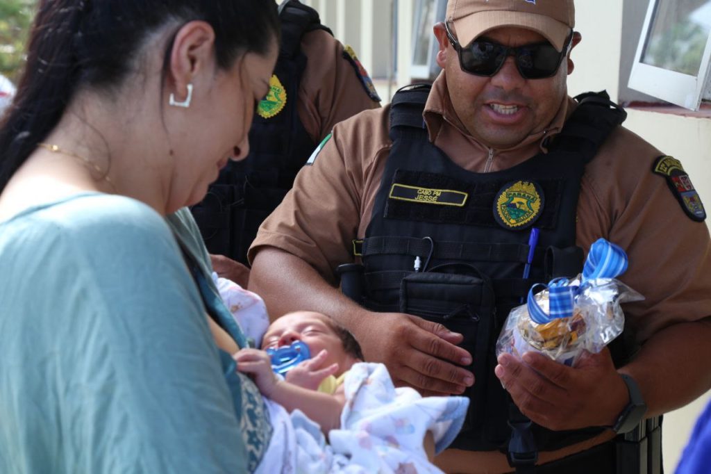 Bebê estava sem respirar ao se engasgar com leite materno