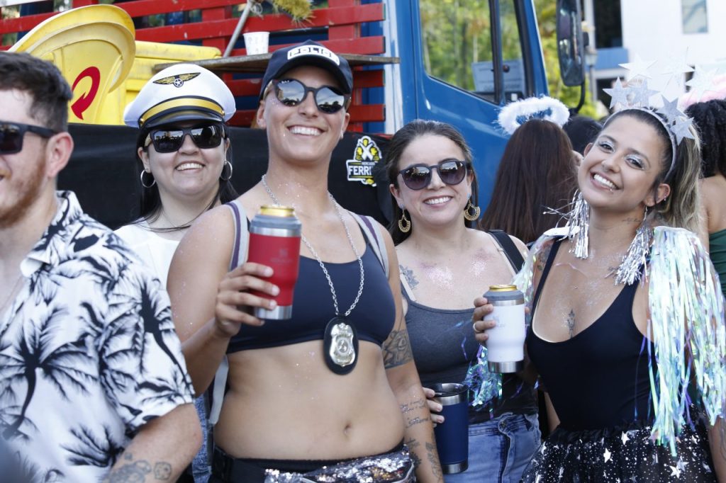 Superou a expectativa: 74º Banho de Mar à Fantasia abre o Carnaval do Litoral e atrai 40 mil pessoas, segundo a PM