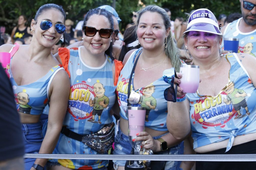 Superou a expectativa: 74º Banho de Mar à Fantasia abre o Carnaval do Litoral e atrai 40 mil pessoas, segundo a PM