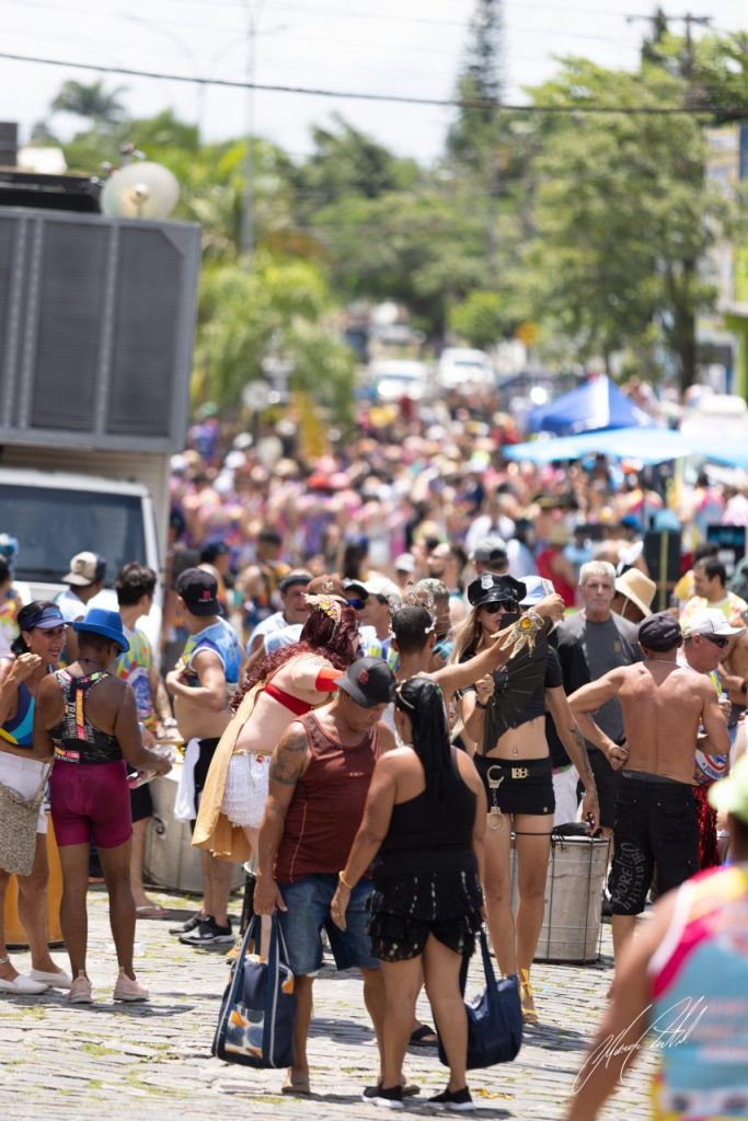 Superou a expectativa: 74º Banho de Mar à Fantasia abre o Carnaval do Litoral e atrai 40 mil pessoas, segundo a PM