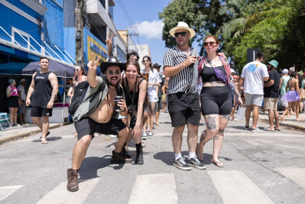 Superou a expectativa: 74º Banho de Mar à Fantasia abre o Carnaval do Litoral e atrai 40 mil pessoas, segundo a PM