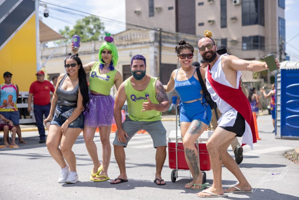 Superou a expectativa: 74º Banho de Mar à Fantasia abre o Carnaval do Litoral e atrai 40 mil pessoas, segundo a PM