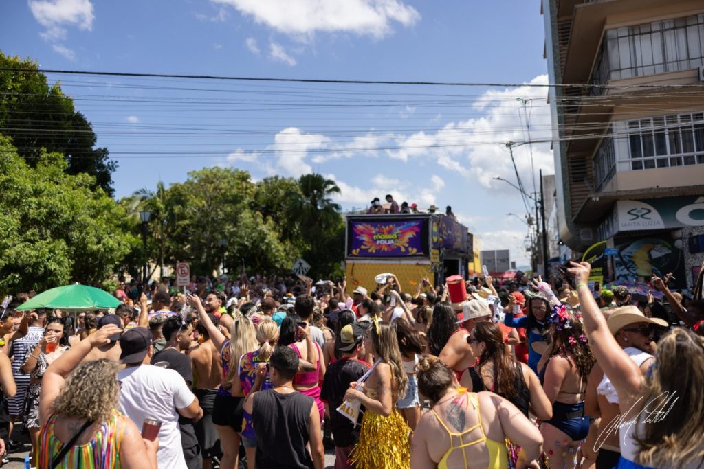 Superou a expectativa: 74º Banho de Mar à Fantasia abre o Carnaval do Litoral e atrai 40 mil pessoas, segundo a PM