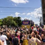 Superou a expectativa: 74º Banho de Mar à Fantasia abre o Carnaval do Litoral e atrai 40 mil pessoas, segundo a PM
