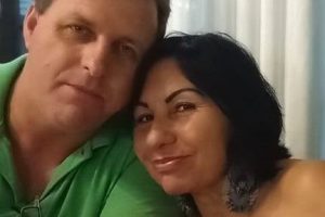 Casal estava em uma motocicleta que se envolveu numa colisão com um carro