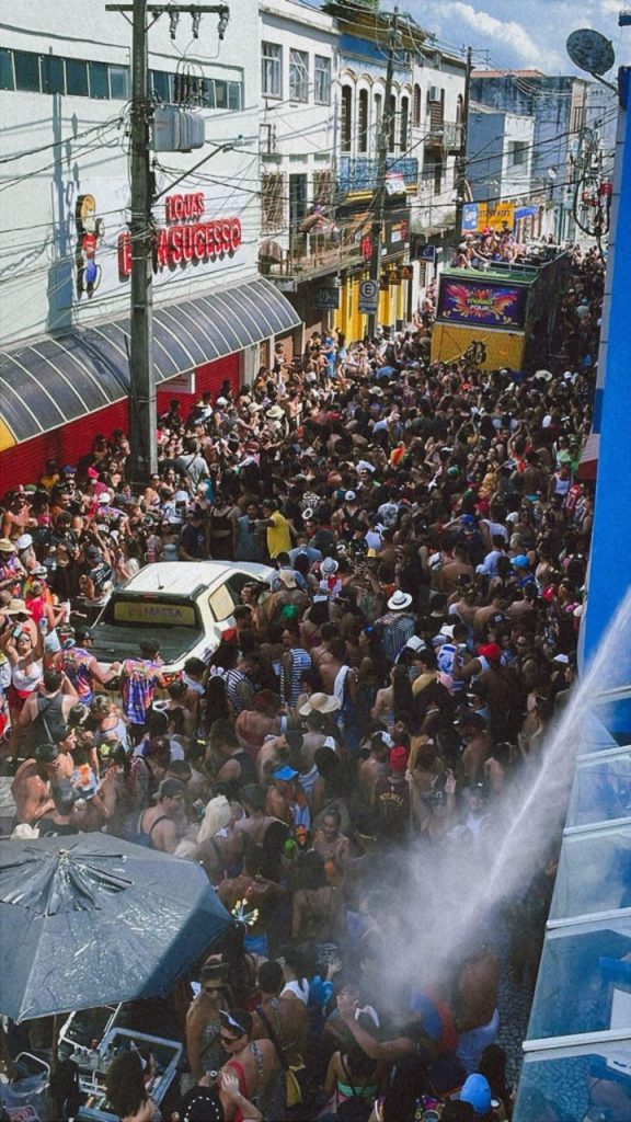 Superou a expectativa: 74º Banho de Mar à Fantasia abre o Carnaval do Litoral e atrai 40 mil pessoas, segundo a PM