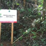 Placa demarca o início da Reserva Biológica Bom Jesus, em Guaraqueçaba.