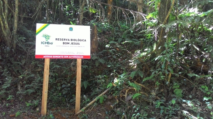 Placa demarca o início da Reserva Biológica Bom Jesus, em Guaraqueçaba.