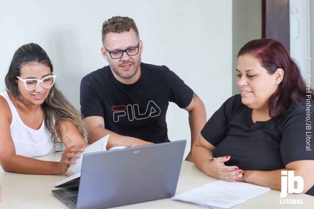 Thaiz e sua equipe em Antonina, composta majoritariamente por mulheres. O grupo trabalha para fortalecer a rede de proteção e ampliar o atendimento às moradoras do município.