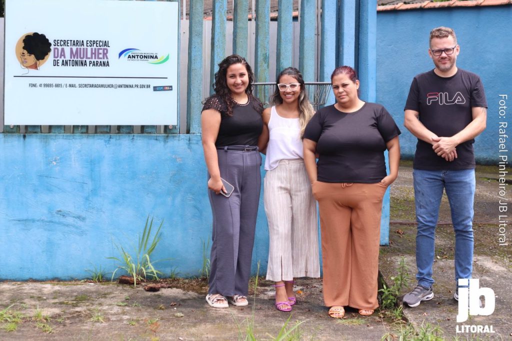 Thaiz e sua equipe em Antonina, composta majoritariamente por mulheres. O grupo trabalha para fortalecer a rede de proteção e ampliar o atendimento às moradoras do município.