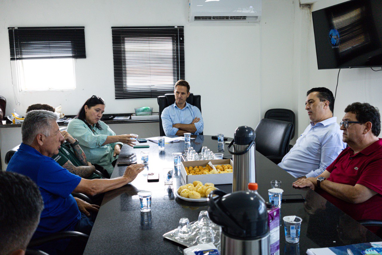 Da esquerda à direita: os prefeitos Eduardo Dalmora (Matinhos), Rudão Gimenes (Pontal do Paraná), Junior Brindarolli (Morretes) e Mauricio Lense (Guaratuba) na reunião da AMLIPA. (Foto: PMPPR/ Anderson Franco)
