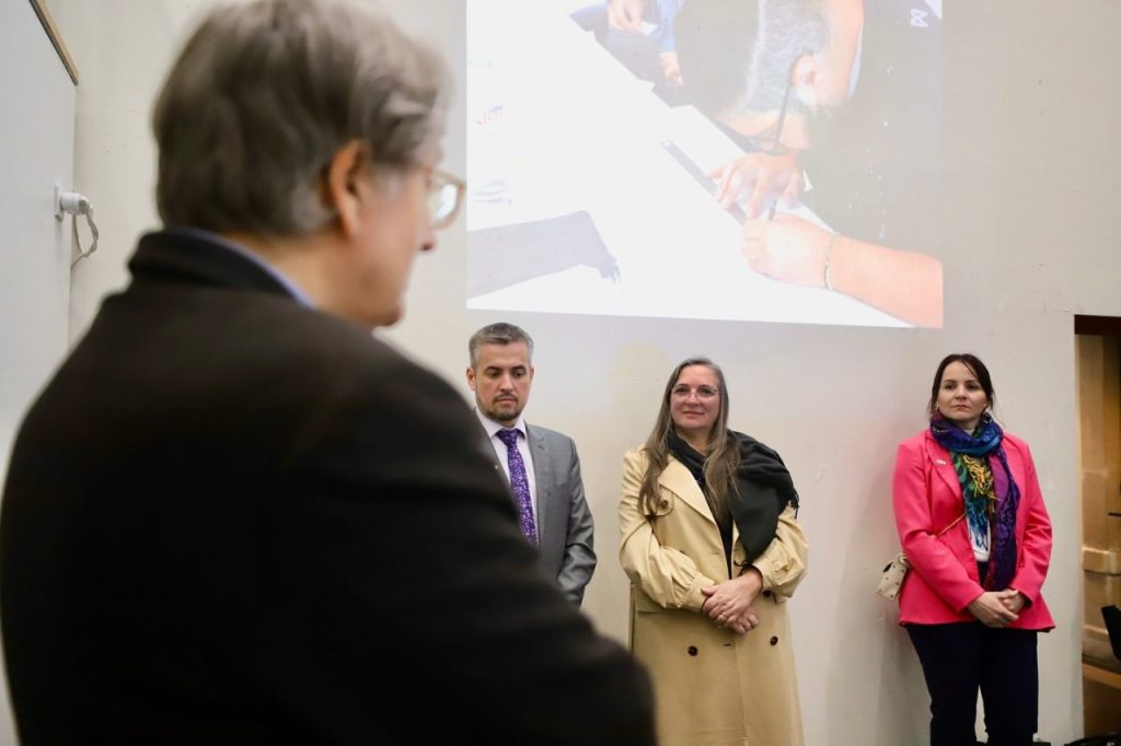 Prefeita Rozane Osaki representa Antonina na abertura da exposição 'Antonina: Patrimônio, Cultura e Natureza' em Paris, destacando o valor histórico e cultural da cidade. Foto: Divulgação/Prefeitura de Antonina.