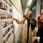 Prefeita Rozane Osaki na abertura da exposição 'Antonina: Patrimônio, Cultura e Natureza' em Paris. Foto: Divulgação/Prefeitura de Antonina."