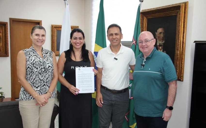 Vice Fabiana Parro, prefeito Adriano Ramos, a procuradora-geral do município, Flávia Garcia Quadros Hacke e o presidente da Câmara Municipal de Paranaguá, Adalberto Araújo, com o projeto de lei para o fim do TAP. Foto: Prefeitura de Paranaguá